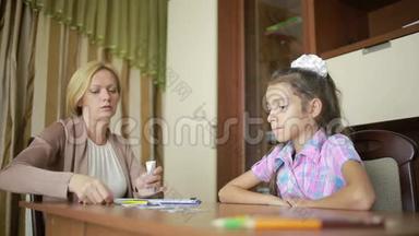 儿童心理学家和一个小女孩。 儿童心理辅导